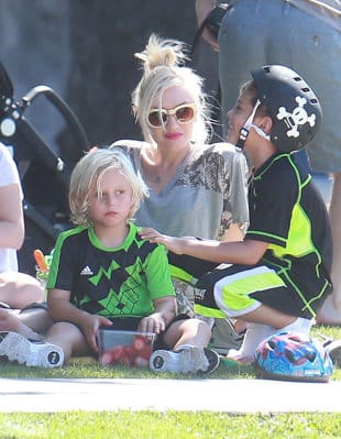 Gwen kicks back with Kingston and Zuma. (FameFlynet)
