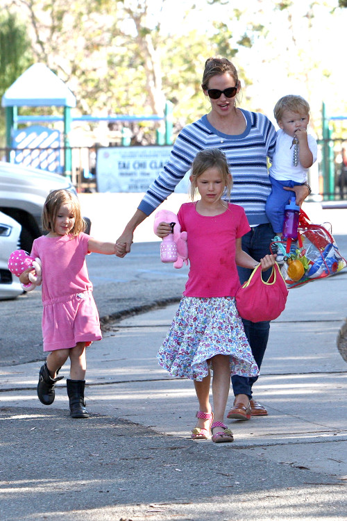 Jennifer Garner and the kids Park it in the Palisades